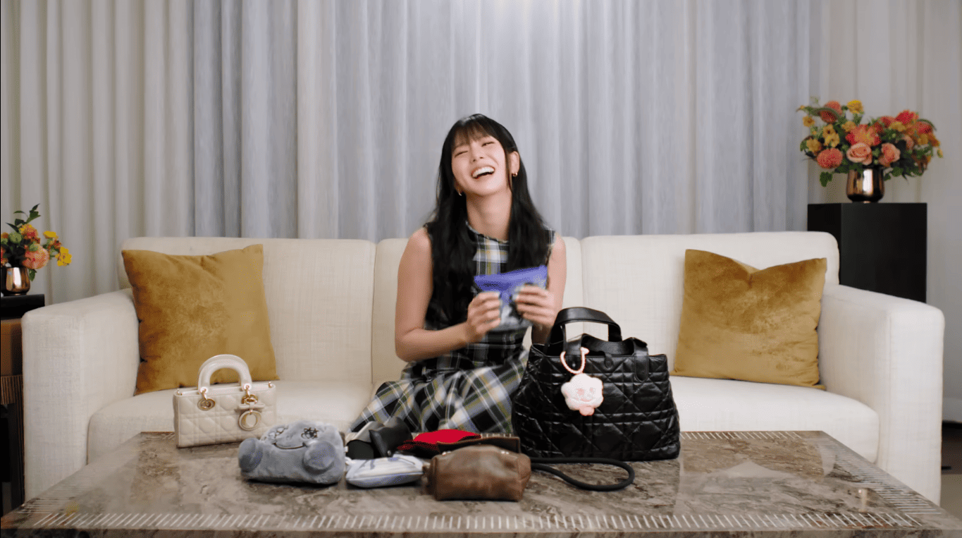 jisoo bag essentials - GetNewTrends